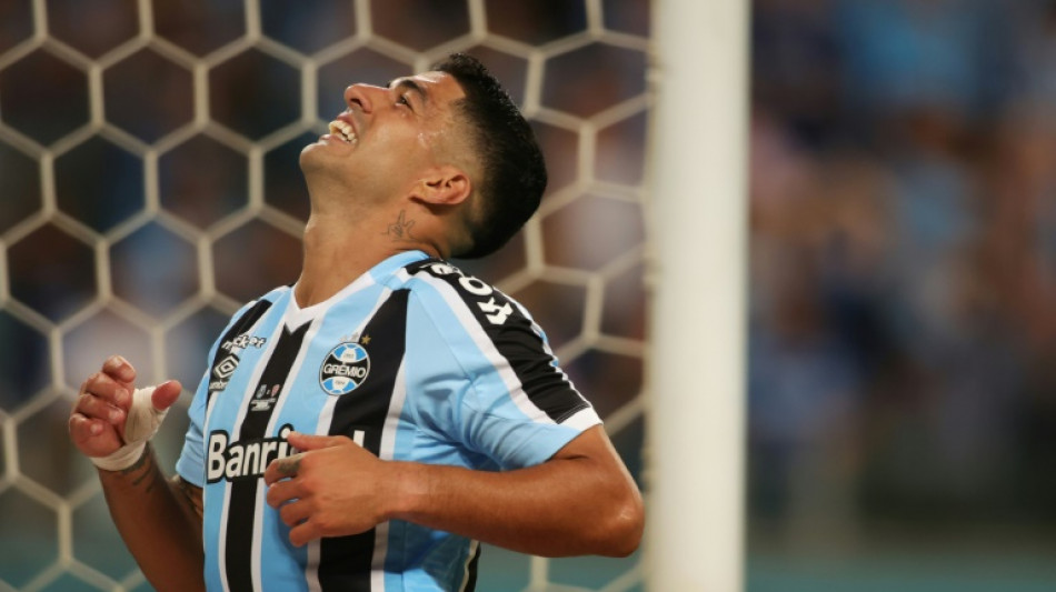 Su&aacute;rez tem les&atilde;o 'grave' no joelho direito, diz presidente do Gr&ecirc;mio