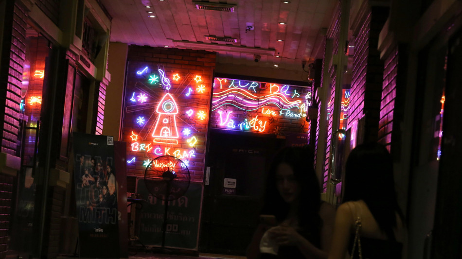 Almeno 27 morti in un incendio che ha devastato un pub a Bangkok
