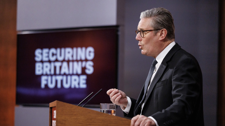Starmer lancia piano immigrazione, riprendiamo controllo confini