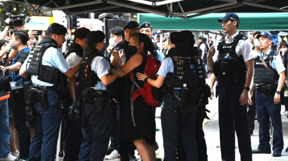 L&iacute;deres pr&oacute;-democracia detidos em Hong Kong no anivers&aacute;rio do massacre da Pra&ccedil;a da Paz Celestial