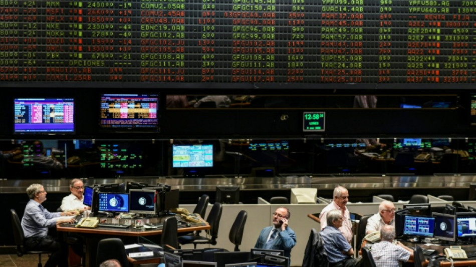 Après le revers électoral de Milei, contrecoup sur les marchés, appel à l'autocritique