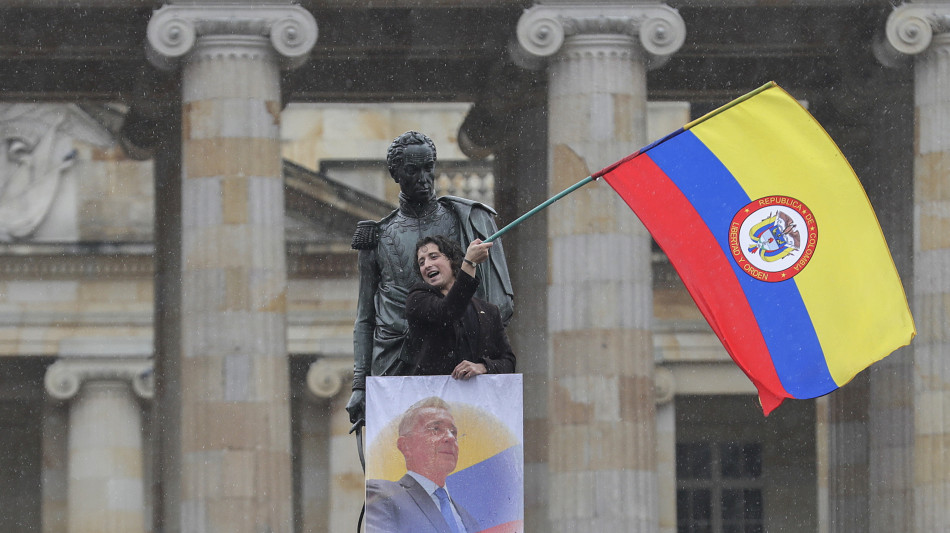 Colombia, liberato l'ex presidente &Aacute;lvaro Uribe