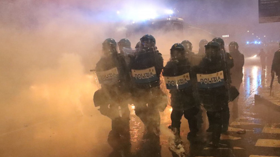 Cariche e idranti contro manifestanti al corteo a Milano