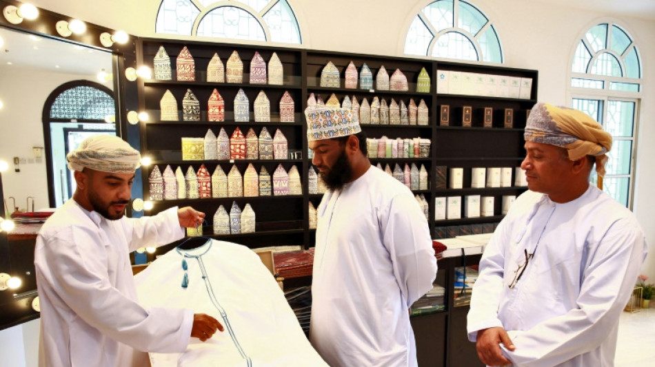 Mode contre tradition: à Oman, on ne plaisante pas avec la dishdasha