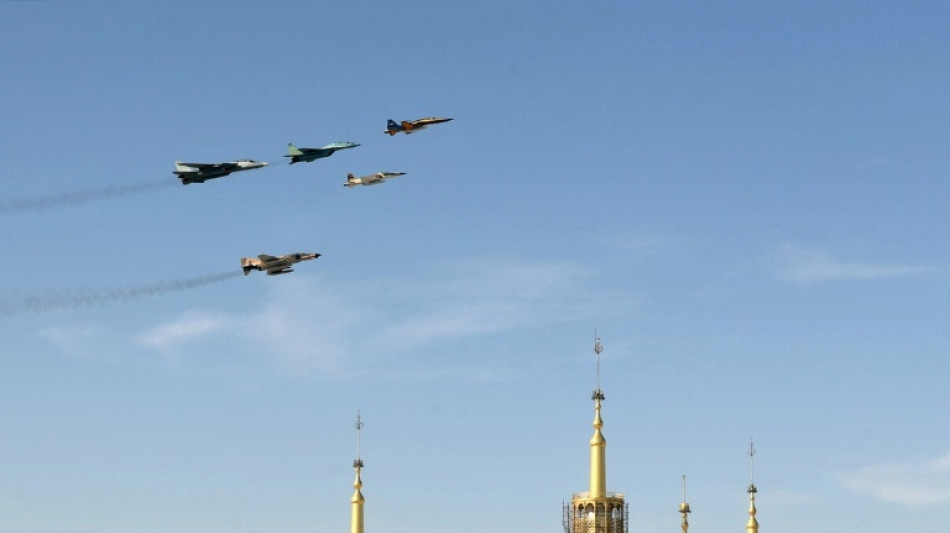 Mueren dos pilotos en Ir&aacute;n al estrellarse un avi&oacute;n de combate 