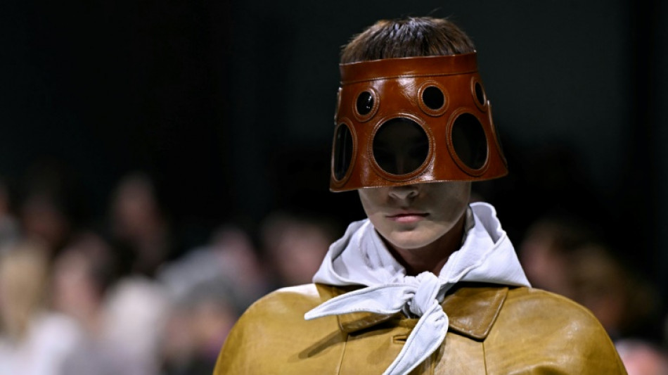 Super-hero&iacute;nas da Prada desfilam na Semana da Moda de Mil&atilde;o