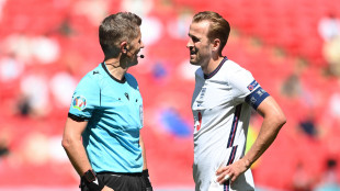 Uefa, anche nelle Coppe con arbitro pu&ograve; parlare solo il capitano