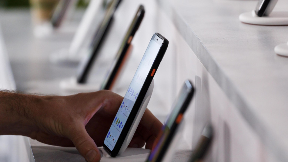 Pi&ugrave; telefoni, meno cibo, cambiati i consumi delle famiglie