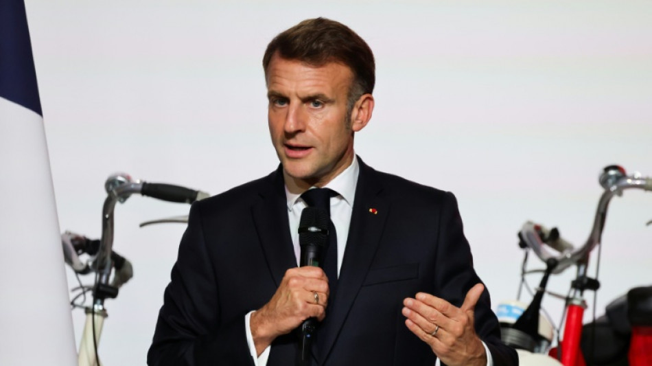 Emmanuel Macron appelle &agrave; "assumer une politique de protection de notre industrie"