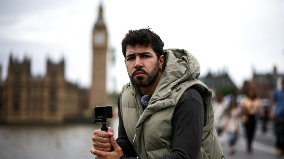 'Pickypockets!' vigilante pairs with social media on London streets