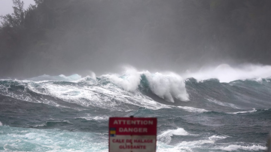 Le cyclone Batsirai longe l'île de la Réunion en alerte rouge, déjà 12 blessés