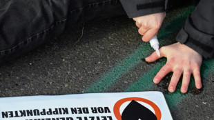 Urteil: Pr&auml;ventives Klebeverbot gegen Aktivistin ist zu unbestimmt