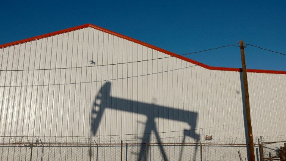 El petr&oacute;leo registra t&iacute;mida alza, presionado por China y la UE