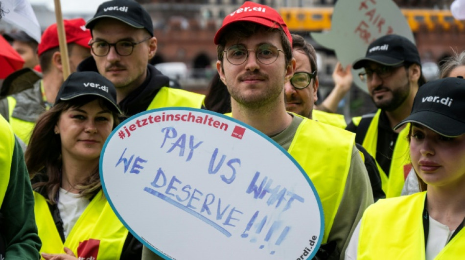 Beschäftigte von Onlinenetzwerk Tiktok in Berlin treten in Warnstreik