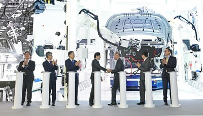 (from left) Jaehoon Chang, President and CEO of Hyundai Motor Company; Hoon Choi, Ambassador of Korea to Singapore; Png Cheong Boon, Chairman of Singapore EDB; Lawrence Wong, Deputy Prime Minister of Singapore; Euisun Chung, Executive Chair of Hyundai Motor Group; Dukgeun Ahn, Minister for Trade, Korea; Eric Teo, Ambassador of Singapore to Korea